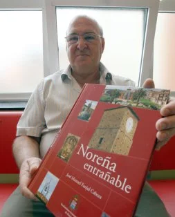 José Manuel Fanjul Cabeza con su libro Noreña entrañable